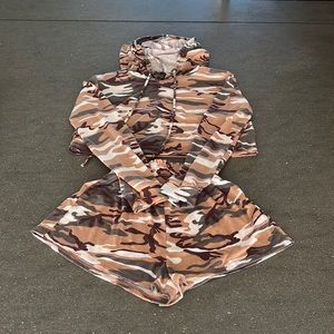 WOMENS FOREVER 21 CAMO HOODIE + SHORTS SET